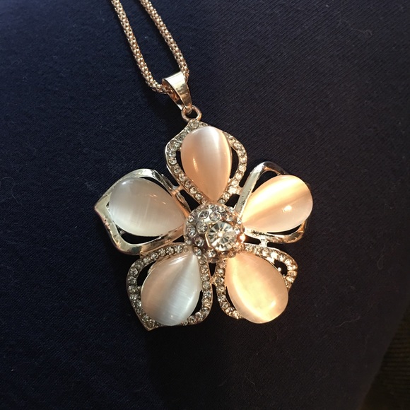 Betsey Johnson Jewelry - Betsey Johnson NWT flower pendant & chain Sparkly!